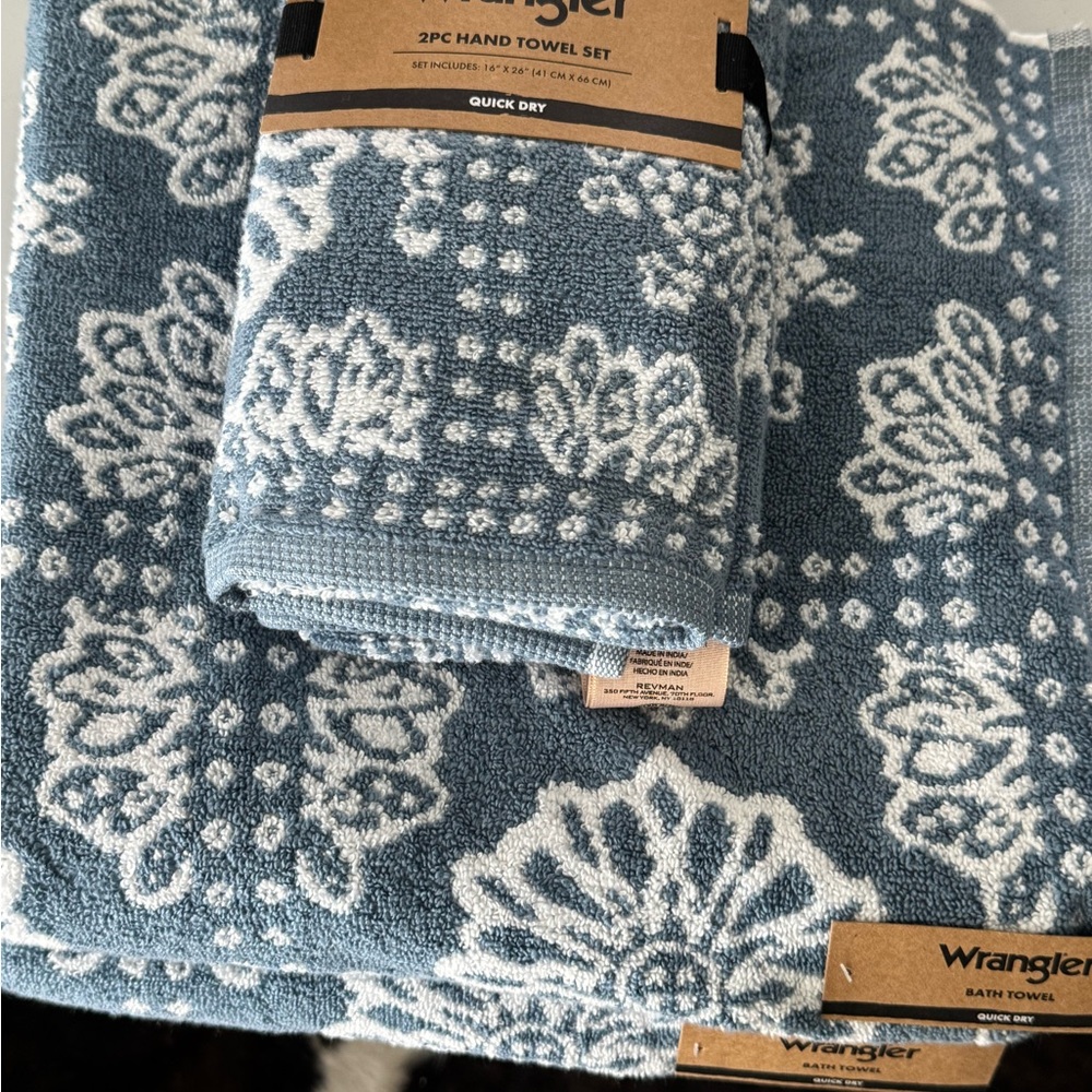Wrangler light Blue flower bandana patterned towels and bath mat set - NWT - Picture 4 of 13